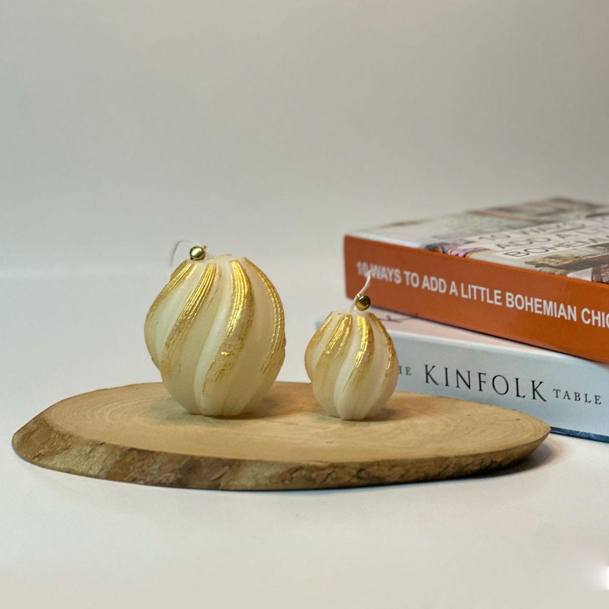 2'li set halinde, beyaz renkli, sarmal (spiral) desenli ve altın yaldız detaylı kokulu top mumlar. Dekoratif kış ve yılbaşı mumu.