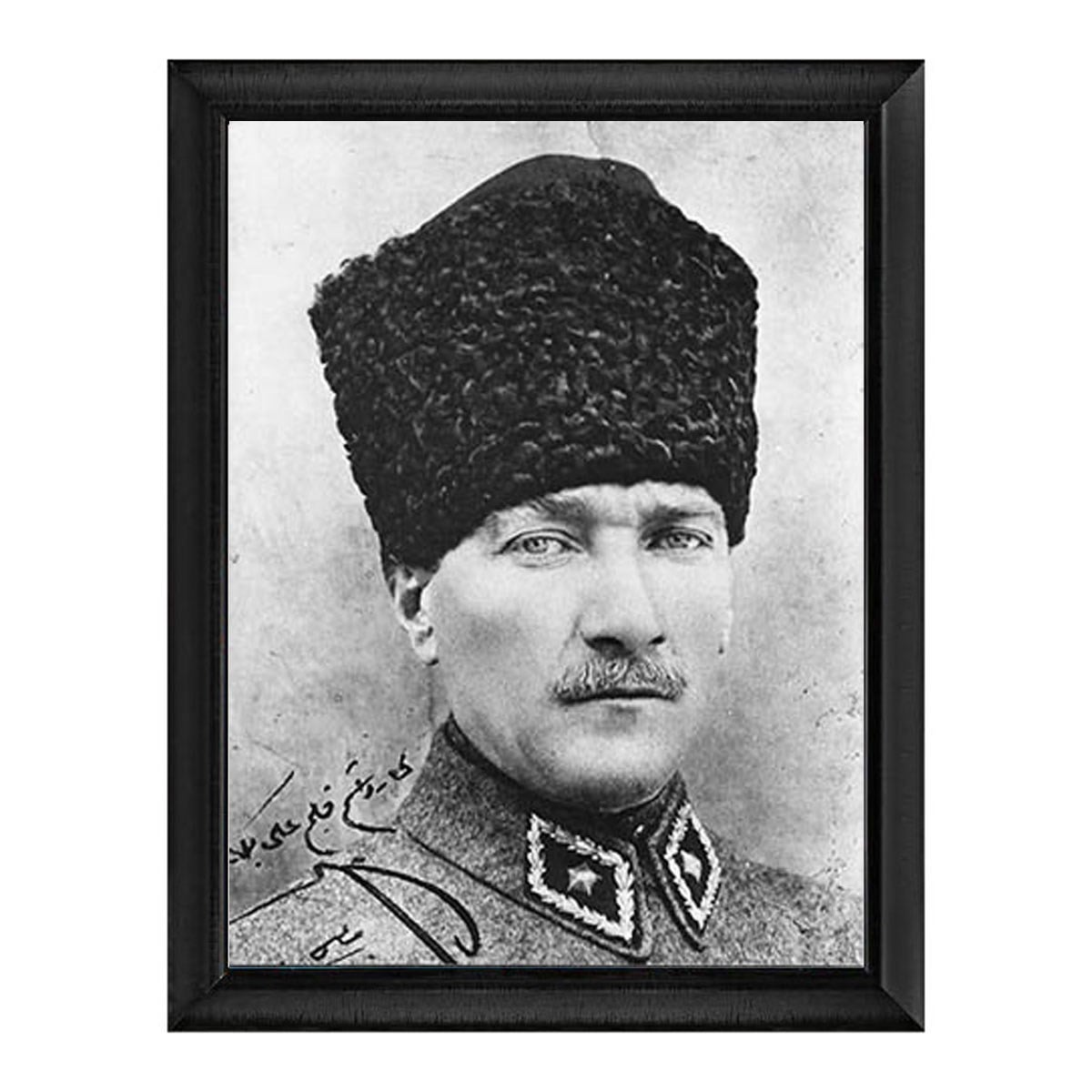 Modern ofis ve işletme dekorasyonu için siyah çerçeveli hediyelik kalpaklı Atatürk fotoğrafı