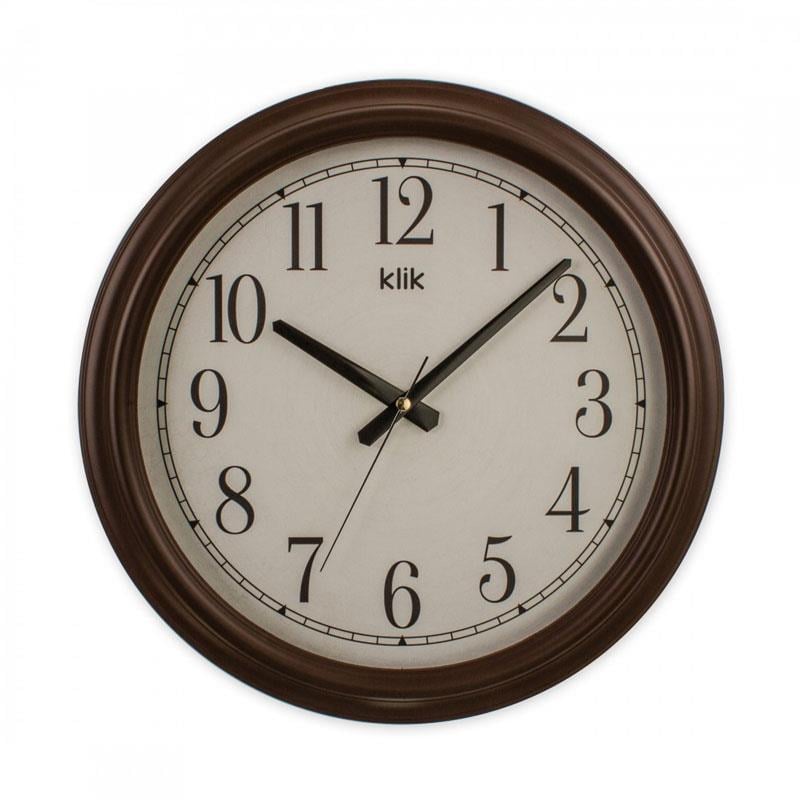 Kahverengi çerçeveli yuvarlak duvar saati, beyaz kadran, siyah rakamları ve 
