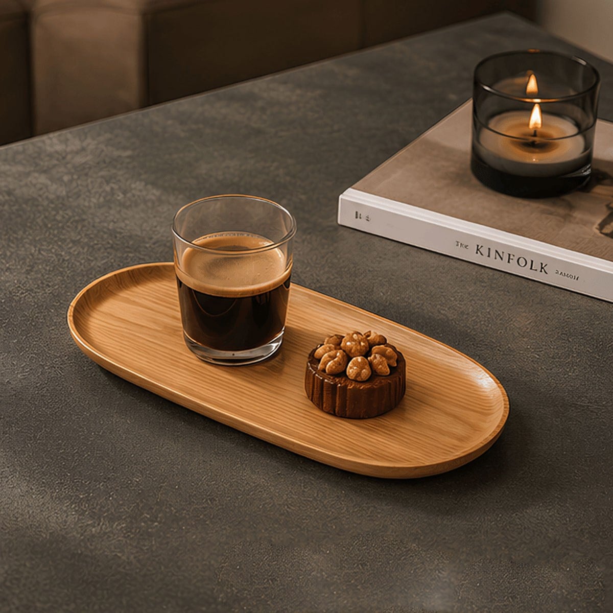Sehpa üzerinde kahve bardağı ve cevizli tartlet ile minimalist ahşap oval sunum tepsisi