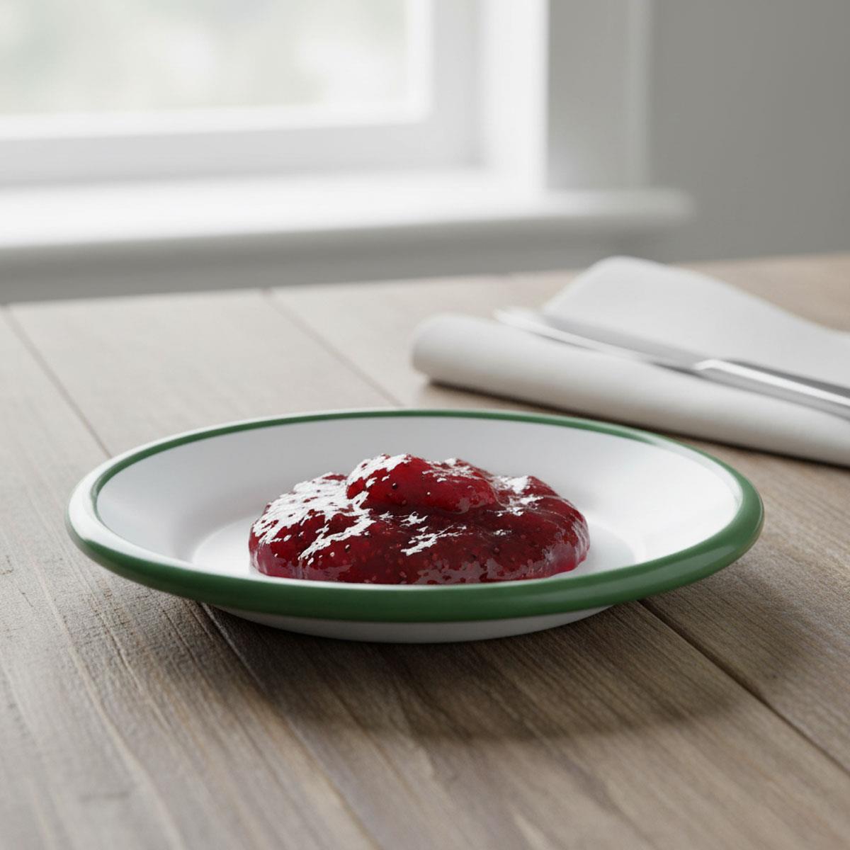 12cm emaye tabakta çilek/frambuaz reçel sunumu, yeşil kordonlu, küçük kahvaltı porsiyonu örneği.