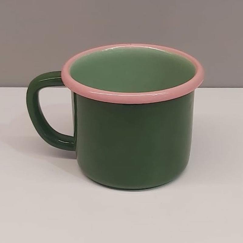 Yan duruş, yeşil emaye kupa, pembe kordon detaylı.