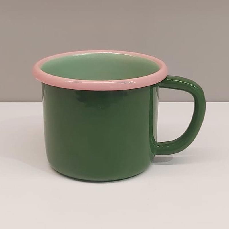 Düz duruş, yeşil emaye kupa, pembe kordonlu.