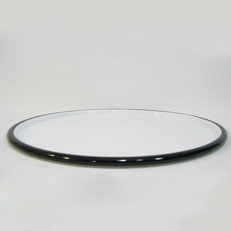 Siyah kordonlu, beyaz renkte emaye pizza tabağı, beyaz arka plan.