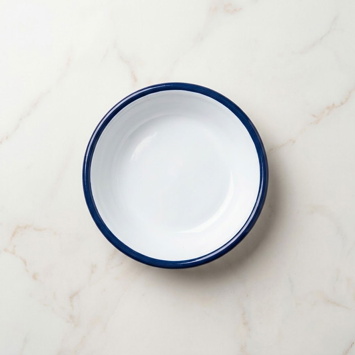 Lacivert kordonlu retro tasarımıyla sofra düzenine şıklık katan beyaz emaye tabak 12 cm Çamlıca Home