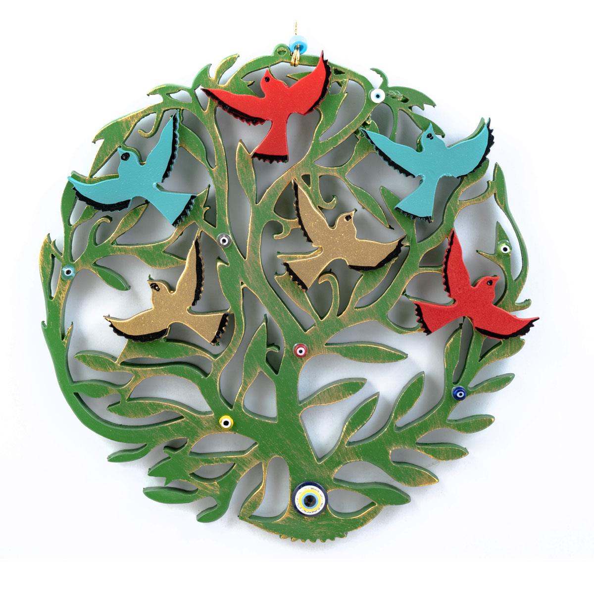 Emayra, nazar boncuklu hayat ağacı duvar süsü, yeşil ve çok renkli kuş figürlü, beyaz fon.