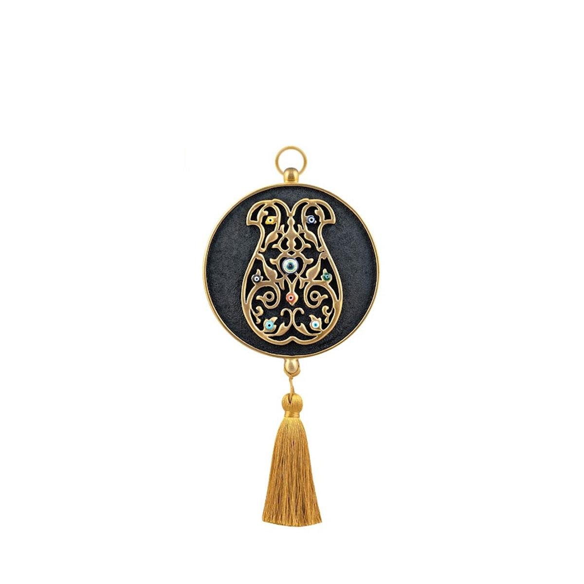 Emayra kahve zeminli, kaftan motifli ve nazar boncuklu, altın rengi püsküllü duvar süsü.