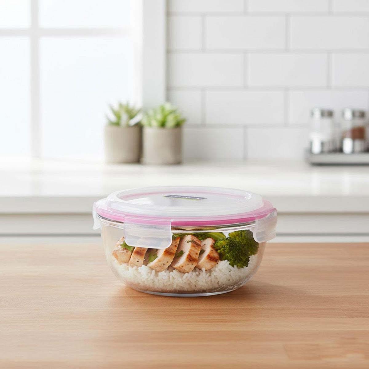Glasslock yuvarlak cam saklama kabı 1000 ml, mutfak tezgahında içinde tek porsiyon tavuk, pilav ve brokoli yemeği ile sızdırmazlık kapalı halde.