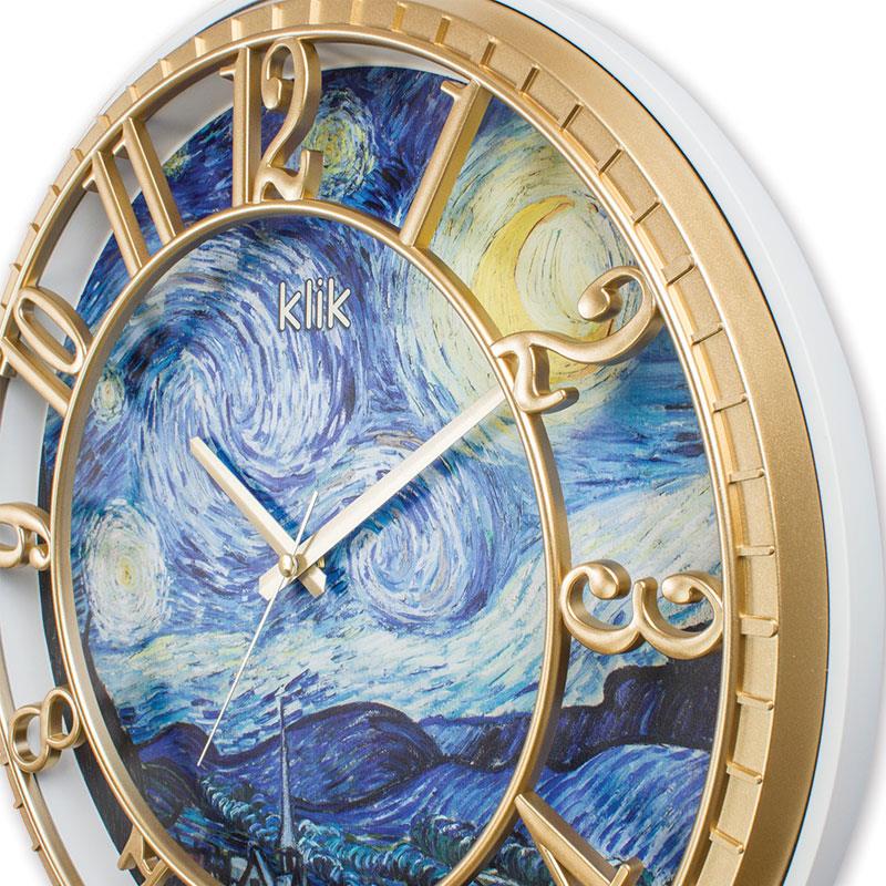 Klik Hisar Yıldızlı Geceler duvar saatinin yakın çekim görseli, Van Gogh'un fırça darbelerini ve saatin gold detaylarını gösteriyor.