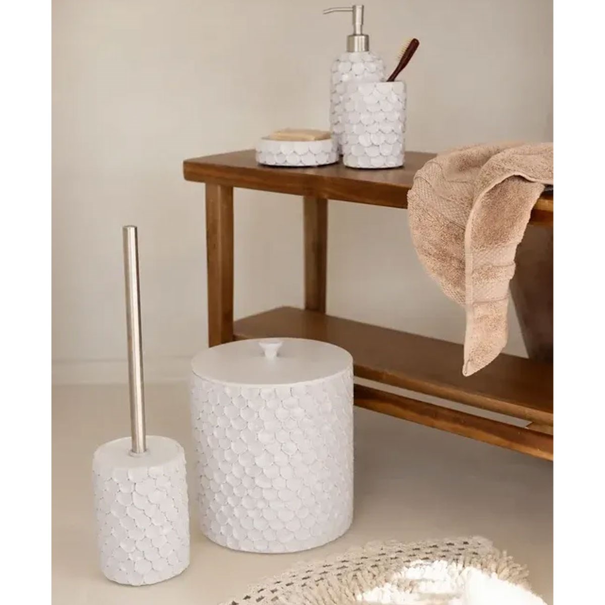 Çamlıca Home Lindy 5 Parça Pearl Parlak İnci Dokulu Banyo Aksesuar Seti Ahşap Sehpa ve Paspas Konsept Görseli