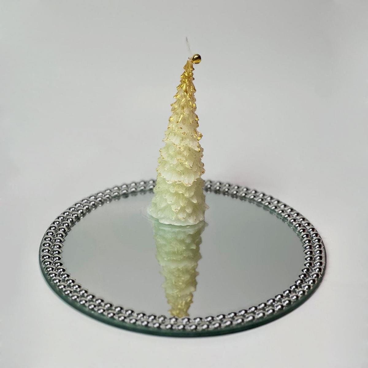 Lysia markalı, 14 cm yüksekliğinde, dikey, beyaz renkli ve altın yaldız detaylı tekli çam ağacı figürlü mum. Kış ve yılbaşı dekorasyonu için dekoratif mum.