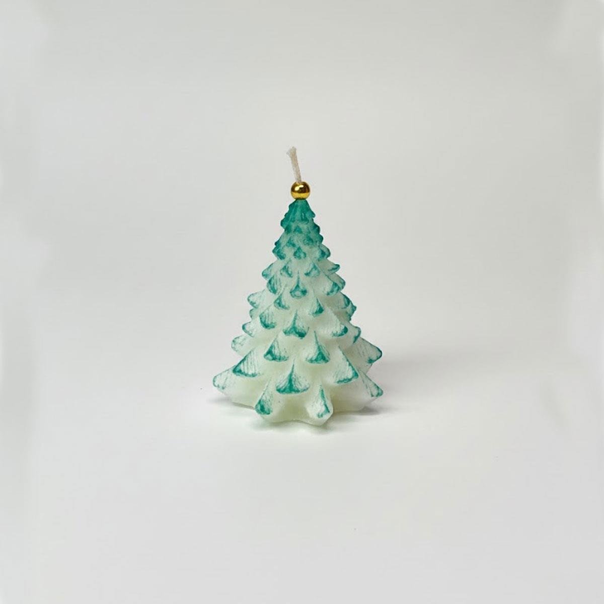 Lysia markalı, 8 cm yüksekliğinde, dikey, beyaz mum üzerine yeşil yaldız geçişli küçük çam ağacı figürlü mum. Kış temalı, doğal görünümlü masa dekorasyonu.