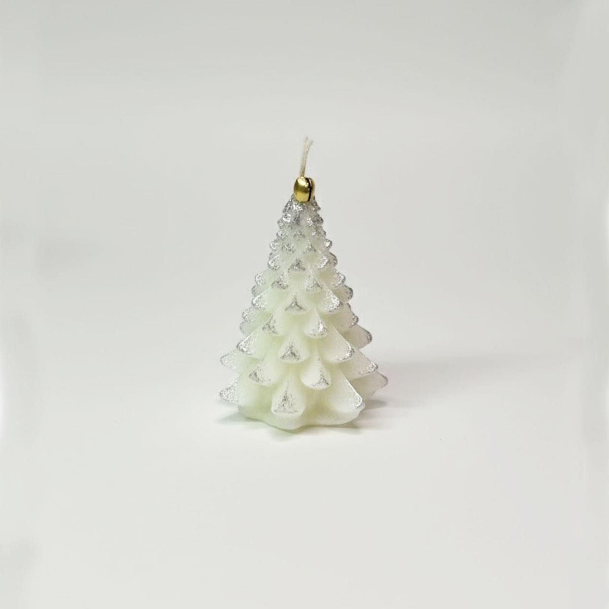 Lysia markalı, 8 cm yüksekliğinde, dikey, beyaz mum üzerine gümüş yaldız geçişli küçük çam ağacı figürlü mum. Kış temalı, minimalist noel dekorasyonu.