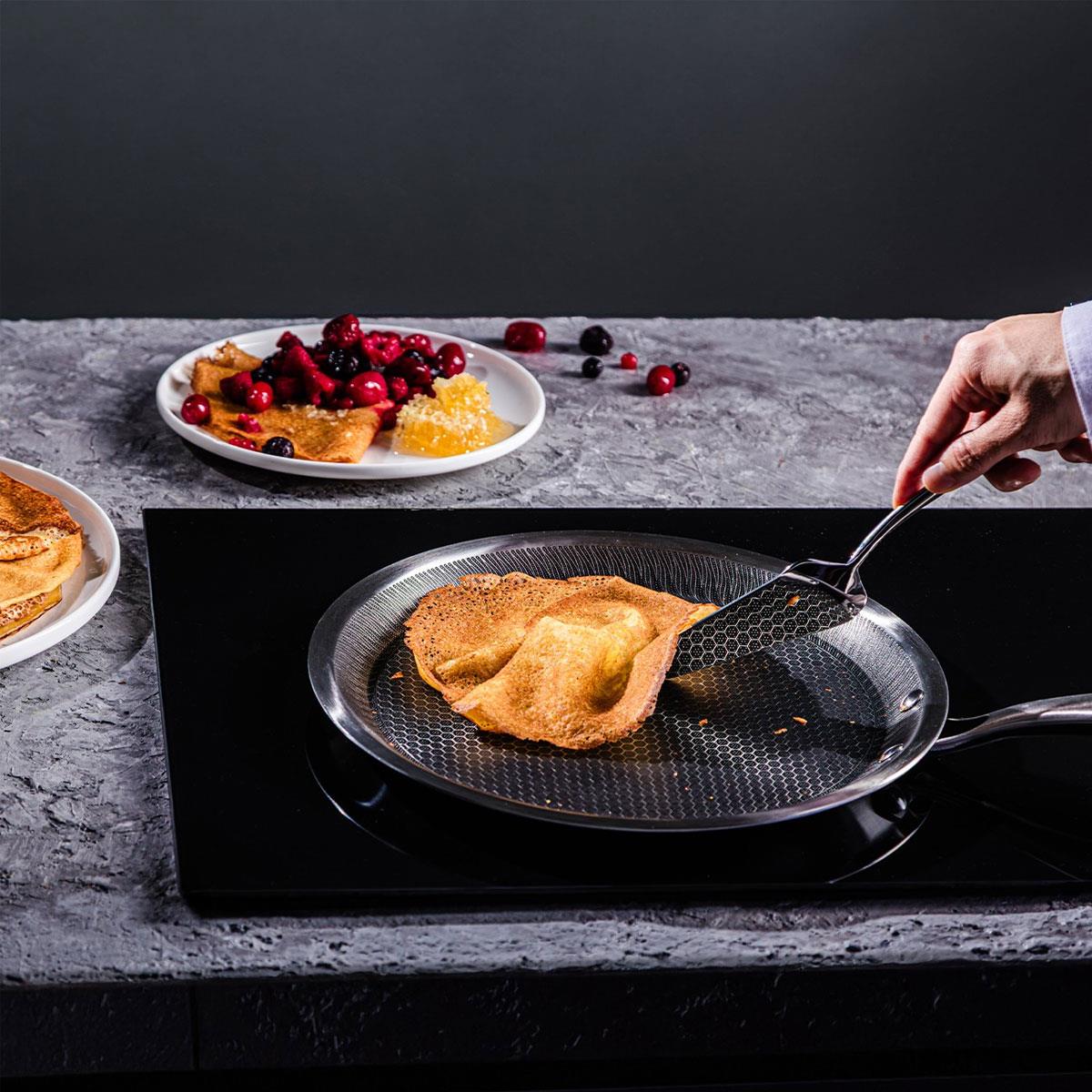 Maxx Doria 28 cm Krep Tava'da petek tabanlı spatula ile krep pişirme, Berry ve bal ile servis