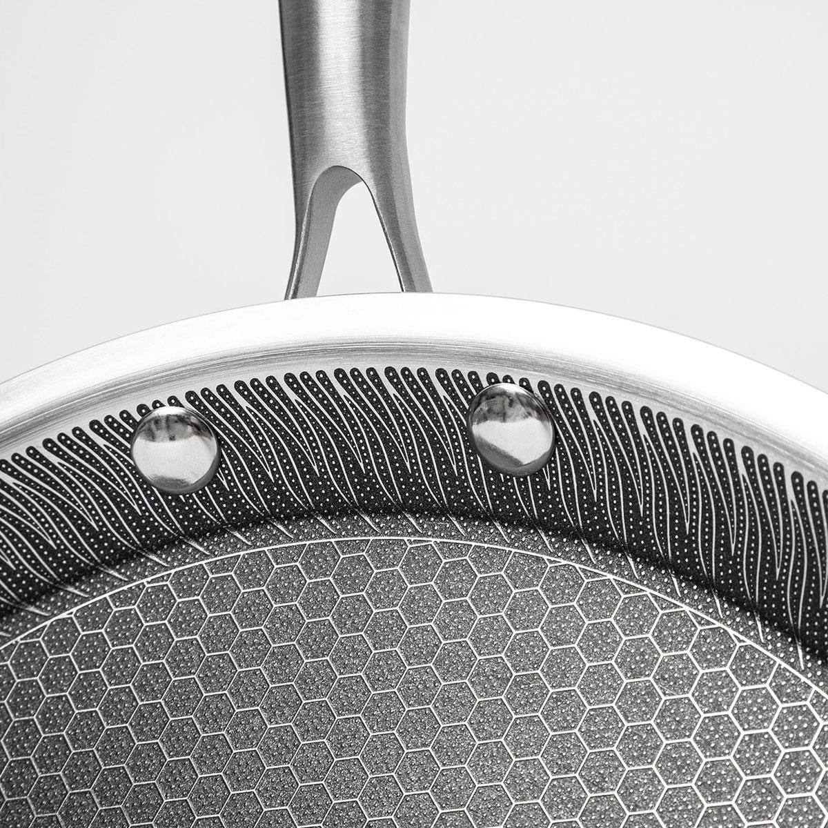 Maxx Doria Steel Fusion tencere veya tava sapı perçin bağlantısı, sağlamlık ve petek taban kenar detayı yakın çekim