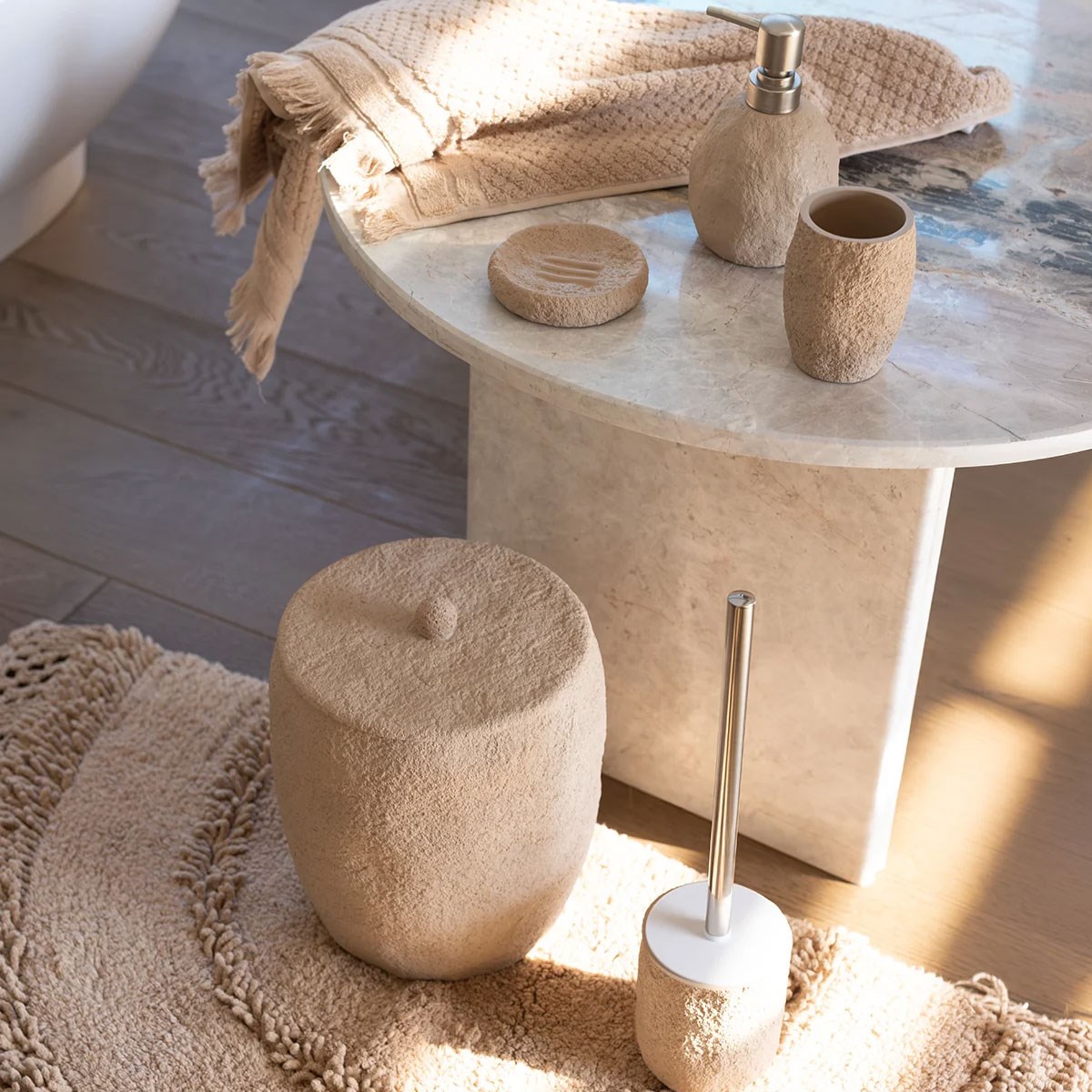 Çamlıca Home Moon 5 Parça Banyo Aksesuar Seti Mocha Örgü Paspas ve Mermer Sehpa Konsept Görseli - İrya