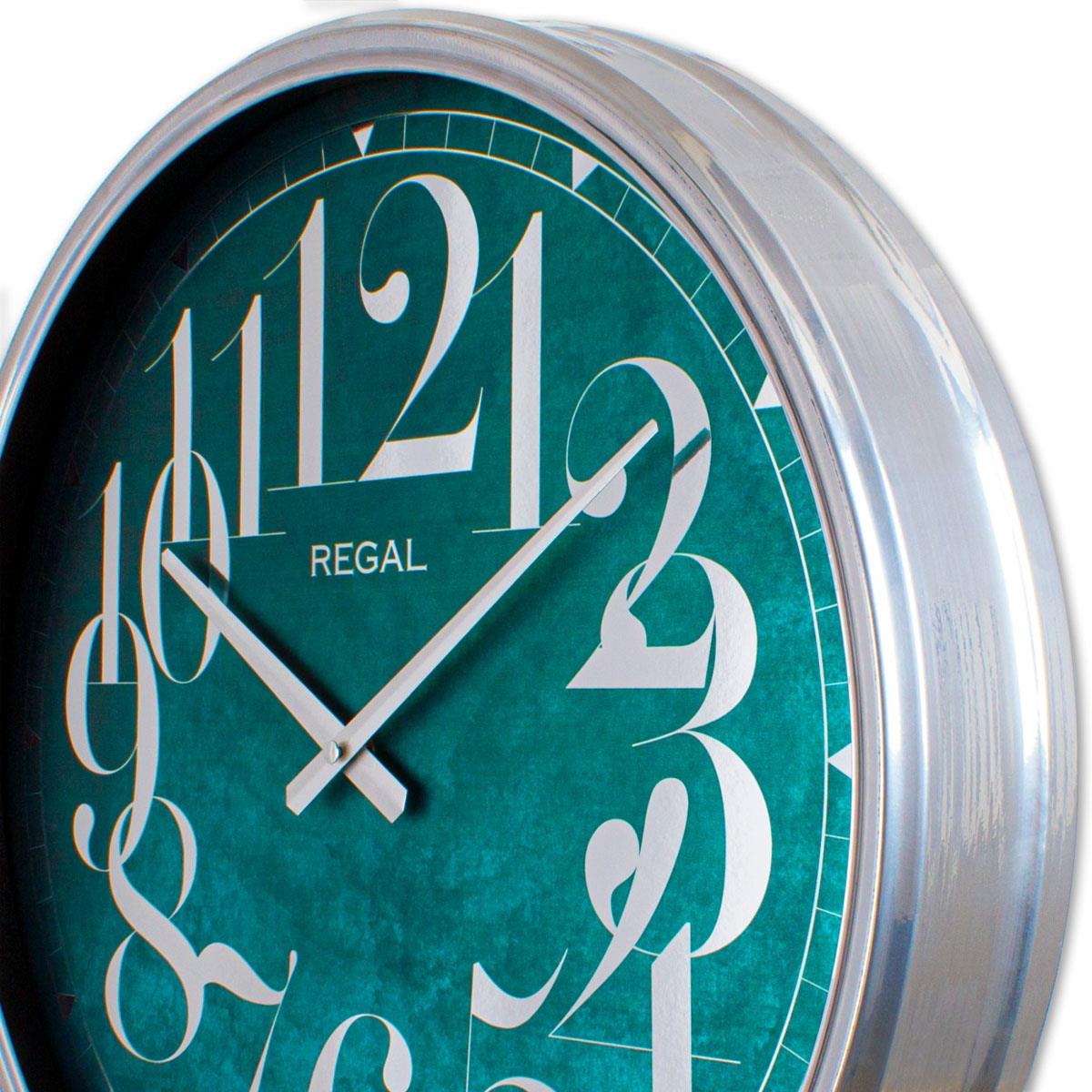 Regal Dans Eden Rakamlı Turkuaz Duvar Saati - Parlak Krom Çerçeve ve Dinamik Rakamların Yakın Plan Detayı