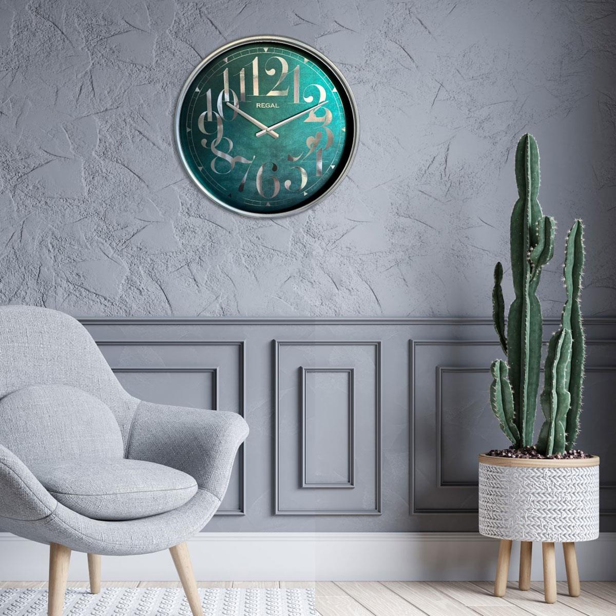 Regal Dans Eden Rakamlı Turkuaz Duvar Saati - Modern Salon Köşesi ve Gri Koltuk Dekorasyonunda Kullanım Görseli