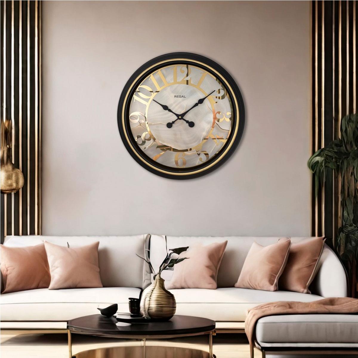 64 cm Regal Işıltılı Sedef Siyah Duvar Saati - Gold Rakamlı, Lüks Salon ve Beyaz Koltuk Dekorasyonunda Kullanım Görseli