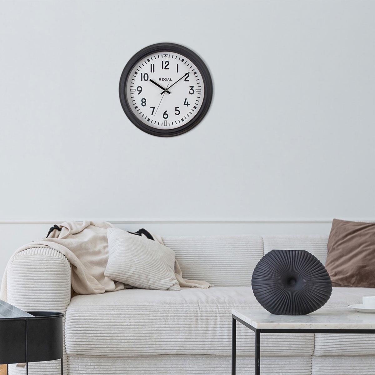 REGAL siyah duvar saati minimalist salon dekorasyonunda beyaz koltuk üzerinde
