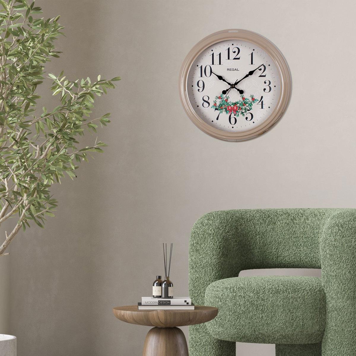 Regal Ökse Otu Desenli Vizon Duvar Saati - Yeşil Koltuklu Klasik Dekorasyon Köşesinde Kullanım Görseli