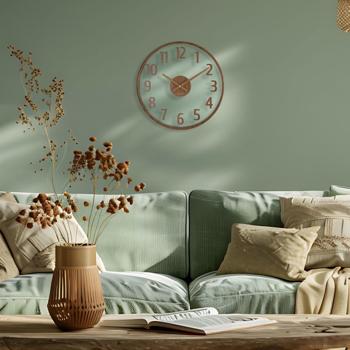 37.5 cm Regal Opal Ceviz Ahşap Duvar Saati - Yeşil Duvar ve Doğal Dokularla Uyumlu Minimalist Salon Dekorasyon Görseli