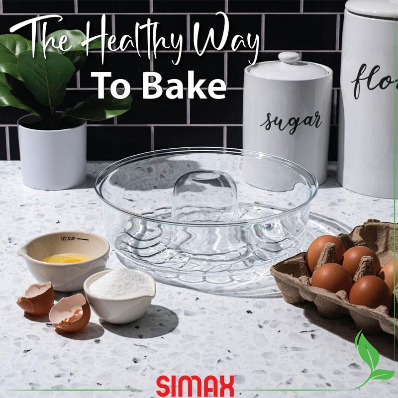 Simax cam sağlıklı pişirme kasesi veya fırın kabı, mutfak tezgahında yumurta ve un/şeker gibi malzemelerle