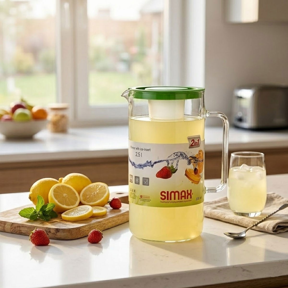 Mutfak tezgahı üzerinde limonata dolu Simax buz hazneli sürahi ve limon dilimleri