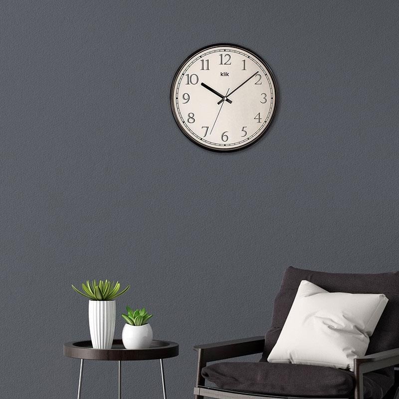 Modern salonda asılı siyah Slim Duvar Saati