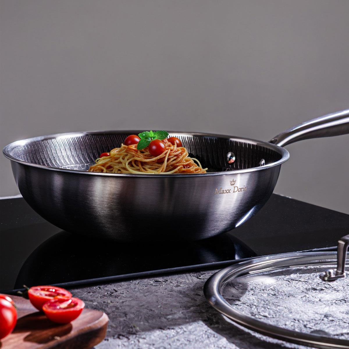 Steel Fusion 28 cm Kapaklı Wok Tava - Parlak Çelik Gövde ve İçinde Makarna Olan Lüks Mutfak Görseli