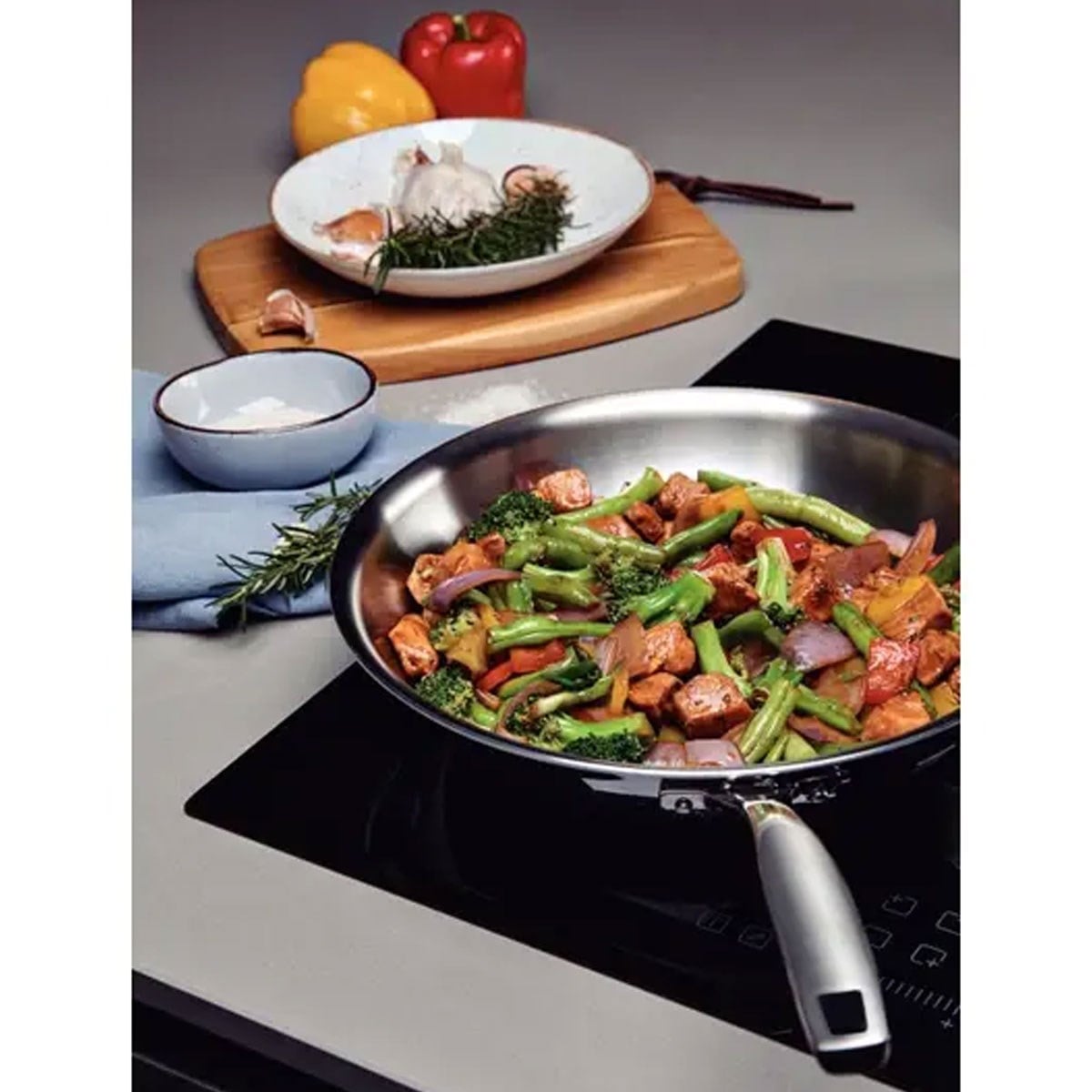 Çamlıca Home - İndüksiyon Uyumlu Çelik Wok Tava İçinde Sebzeli ve Etli Asya Usulü Stir Fry