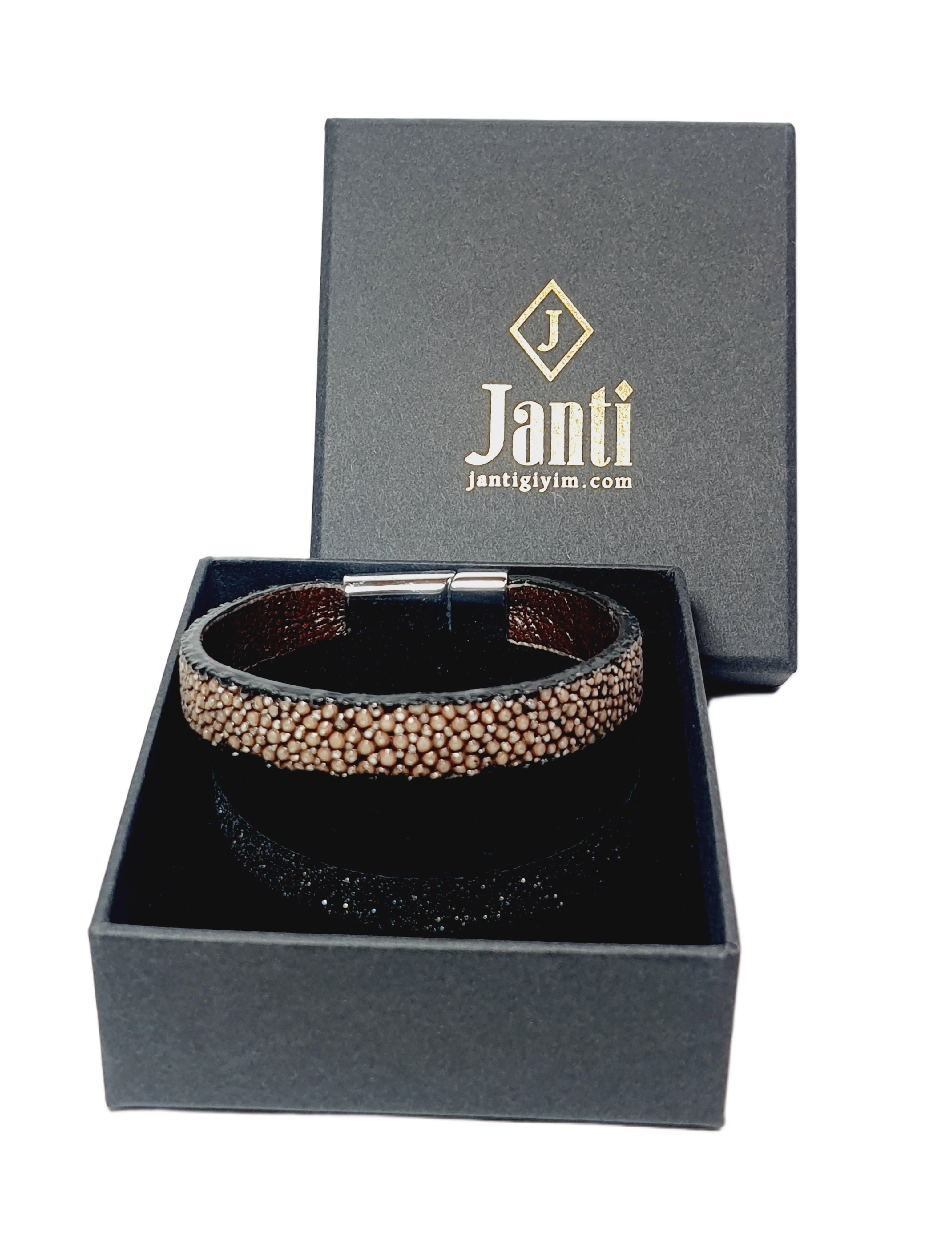 Deri BileklikJTAW25BLK1575 ÜST VATOZ BALIĞI DERİSİ ALT HAKİKİ DANA DERİSİ BEJ RENK PASLANMAZ KROM KAPLAMA ALAŞIMLI METAL MIKNATIS KAPAMA GARANTİLİ HEDİYE KUTULU JANTİ DERİ BİLEKLİKJanti