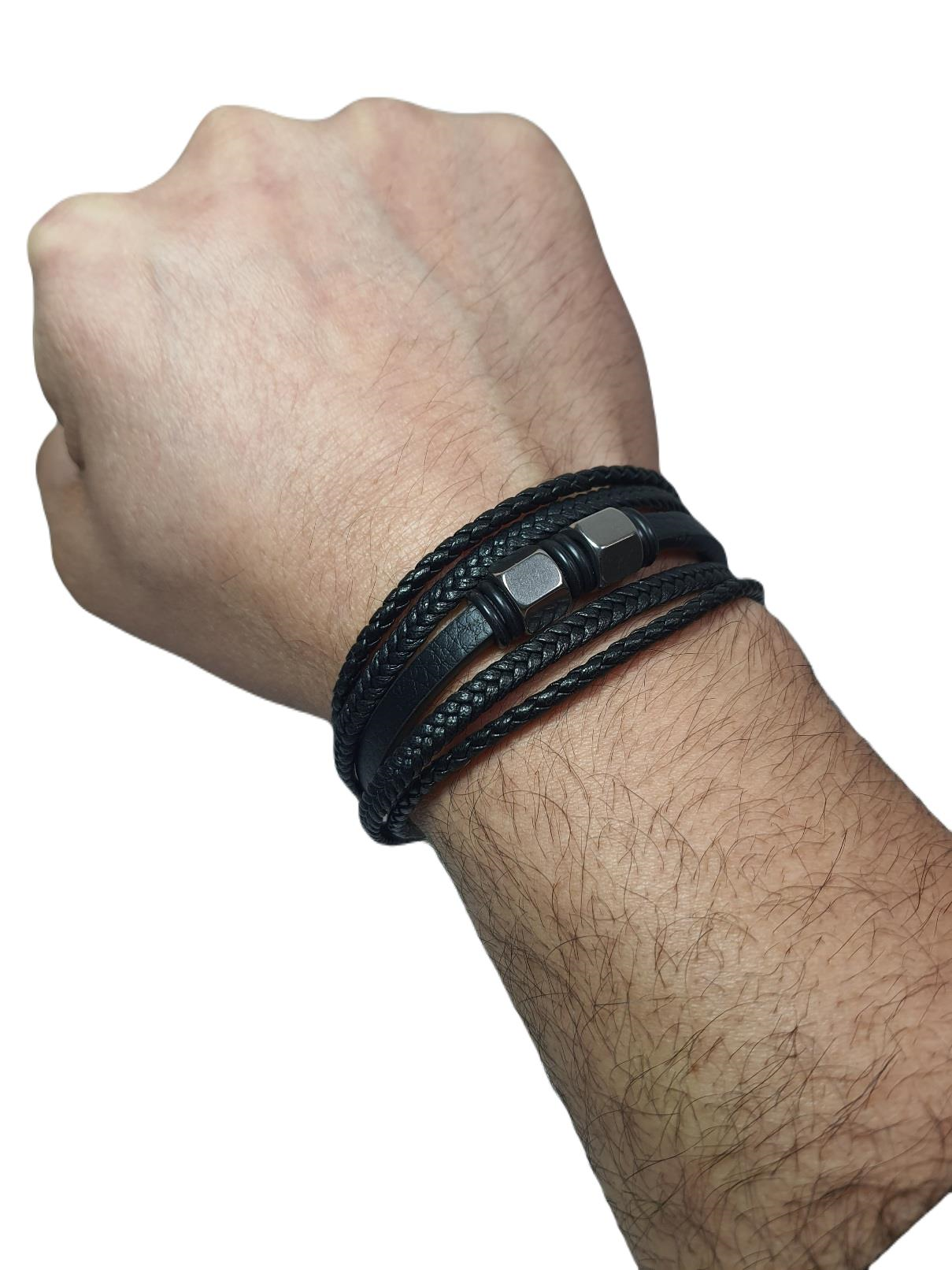 Deri BileklikJTSS25DEB1494 SAÇ ÖRGÜ DESEN HAKİKİ DERİ ÇELİK CİVATA SOMUN APARATLI MODEL SİYAH RENK MIKNATISLI KAPAMA ÇELİK PASLANMAZ RENK ATMAZ 316L JANTİ DERİ BİLEKLİKJantideri bileklik, bileklik, erkek bileklik, hediye bileklik, janti bileklik, babalar günü, sevgililer günü, yılbaşı, öğretmenler günü