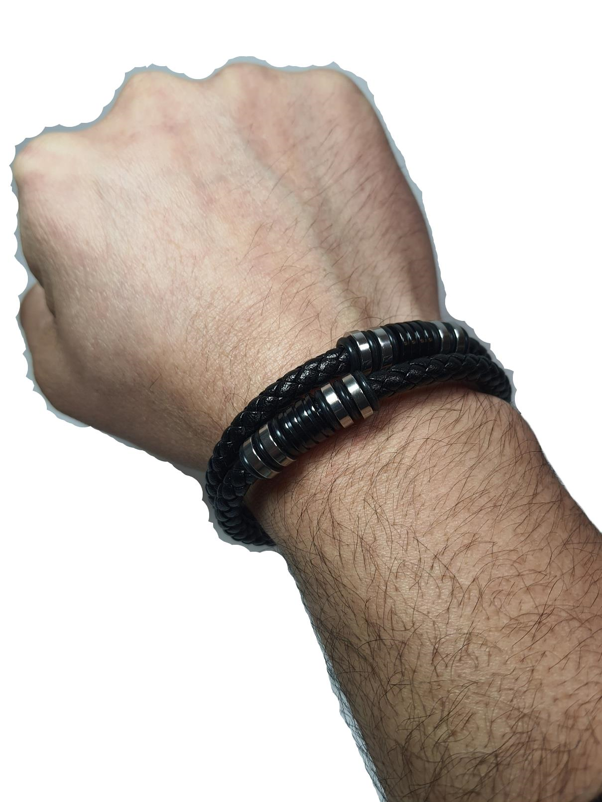 Deri BileklikJTSS25DEB1495 SAÇ ÖRGÜ DESEN TÜP ÖRGÜ ÇELİK APARATLI MODEL SİYAH RENK HAKİKİ DERİ MIKNATISLI KAPAMA ÇELİK PASLANMAZ RENK ATMAZ 316L JANTİ DERİ BİLEKLİKJantideri bileklik, bileklik, erkek bileklik, hediye bileklik, janti bileklik, babalar günü, sevgililer günü, yılbaşı, öğretmenler günü