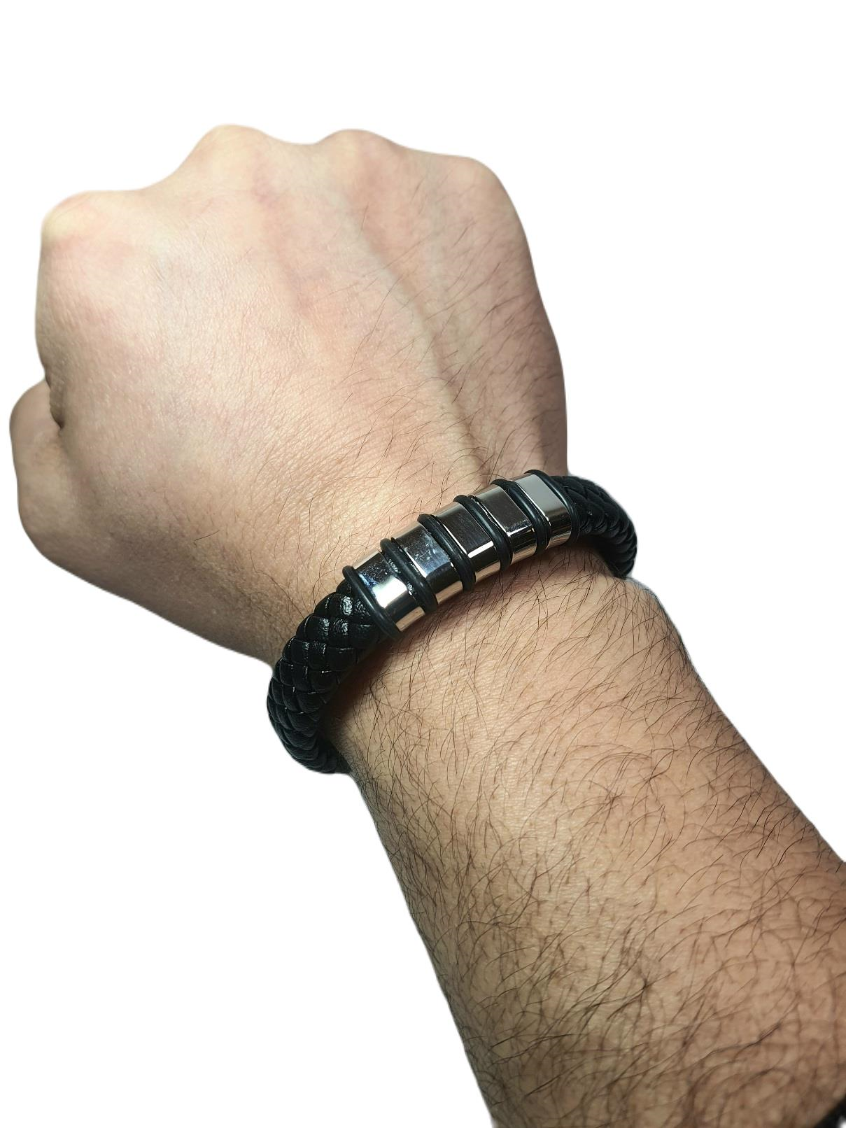 Deri BileklikJTSS25DEB1496 HASIR DESEN ÇELİK APARATLI MODEL SİYAH RENK HAKİKİ DERİ MIKNATISLI KAPAMA ÇELİK PASLANMAZ RENK ATMAZ 316L JANTİ DERİ BİLEKLİKJantideri bileklik, bileklik, erkek bileklik, hediye bileklik, janti bileklik, babalar günü, sevgililer günü, yılbaşı, öğretmenler günü