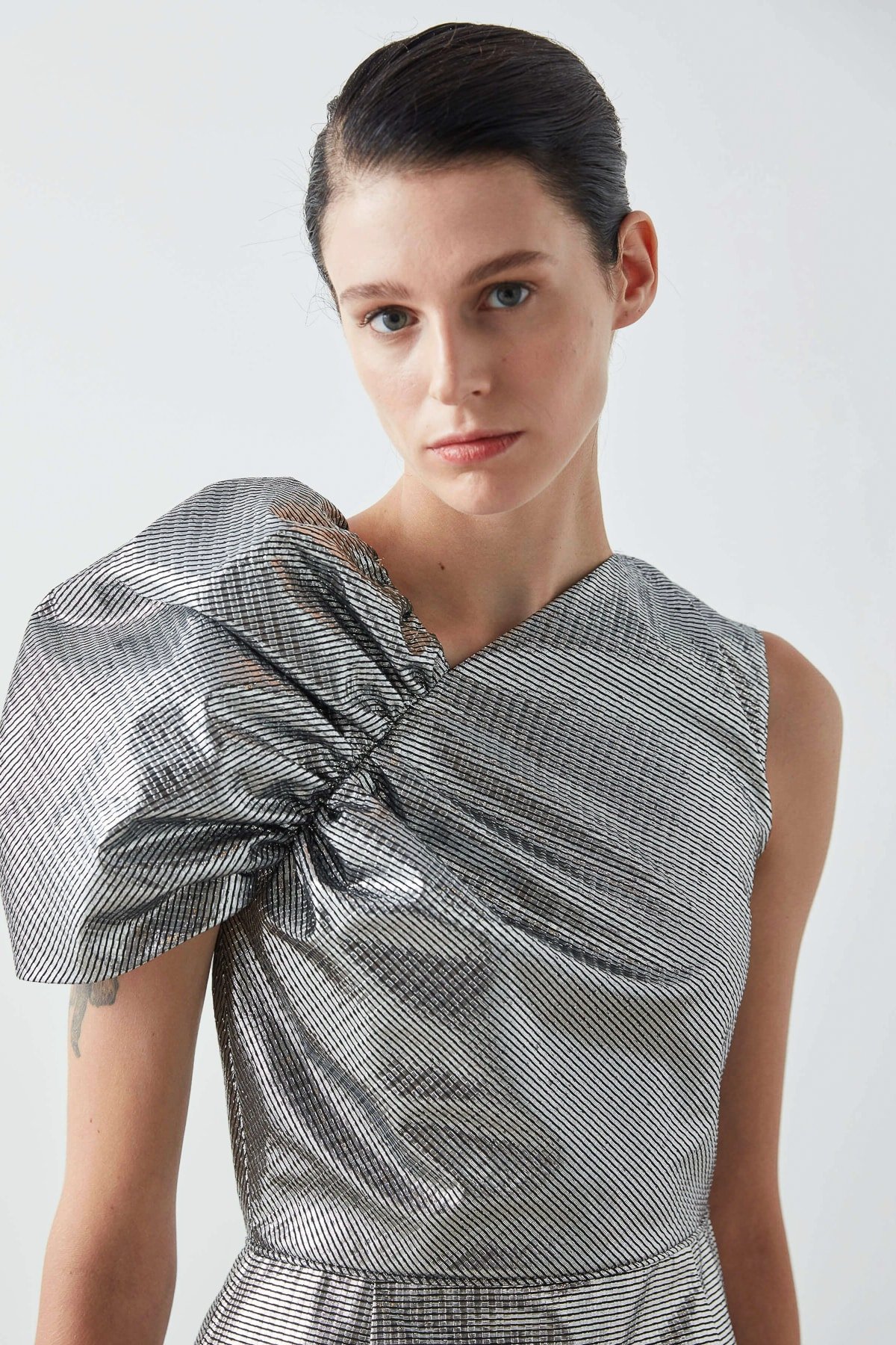 MACHKA Asimetrik Yaka Metalik Gümüş Elbise