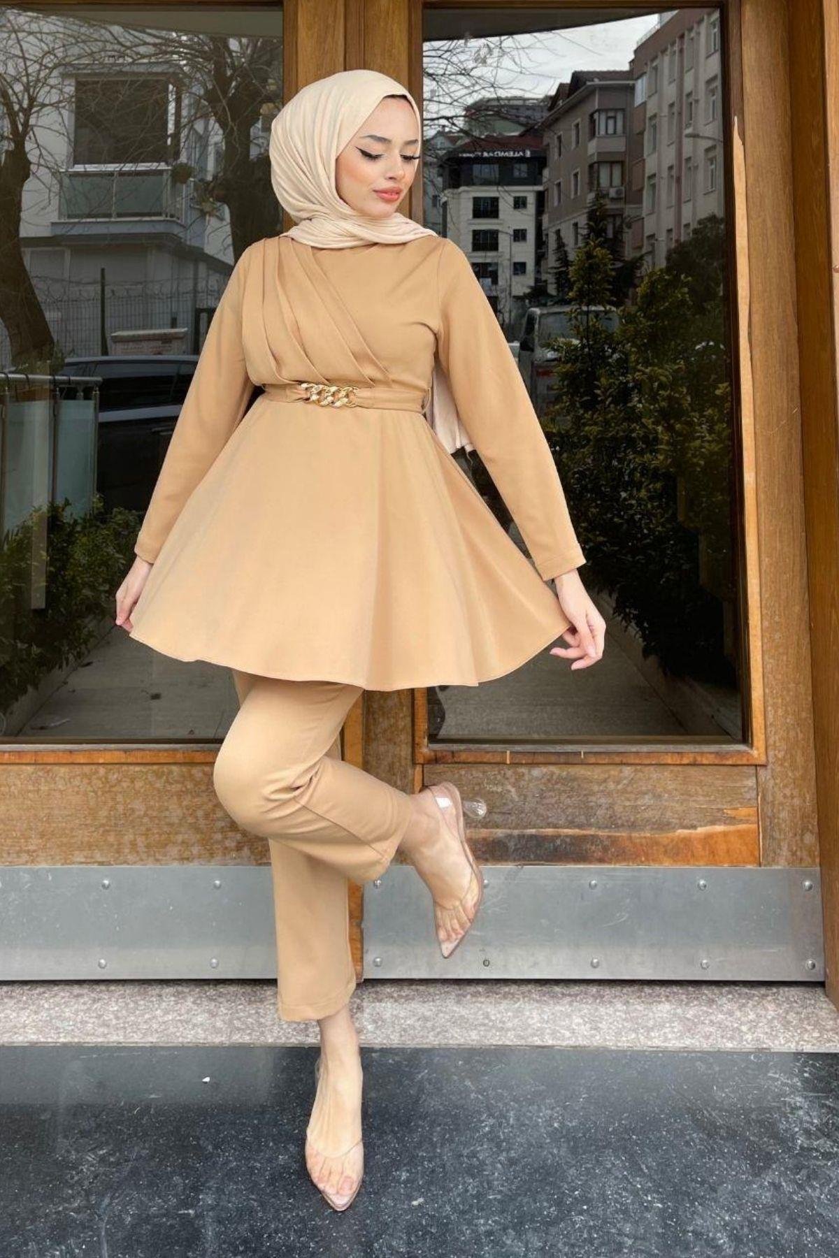 Beli Zincirli Yan Piliseli Takım Camel, Fiyatları Beli Zincirli Yan Piliseli Takım Camel – Haza Moda | Tesettür Giyim