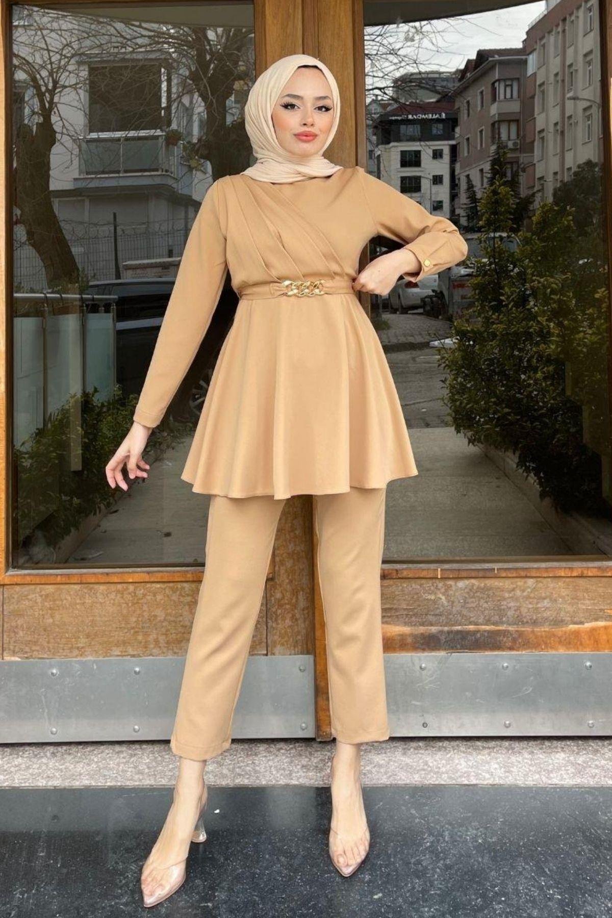 Beli Zincirli Yan Piliseli Takım Camel, Fiyatları Beli Zincirli Yan Piliseli Takım Camel – Haza Moda | Tesettür Giyim