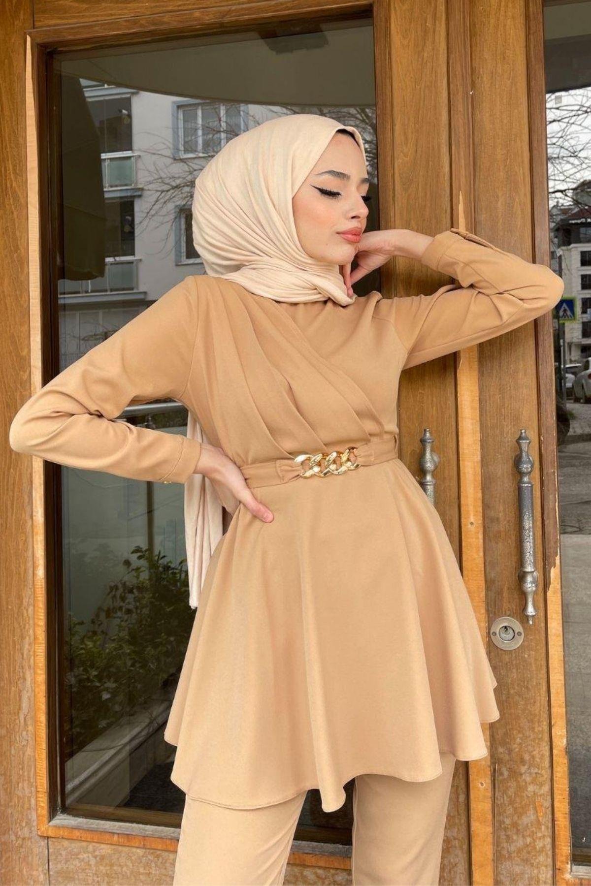 Beli Zincirli Yan Piliseli Takım Camel, Fiyatları Beli Zincirli Yan Piliseli Takım Camel – Haza Moda | Tesettür Giyim