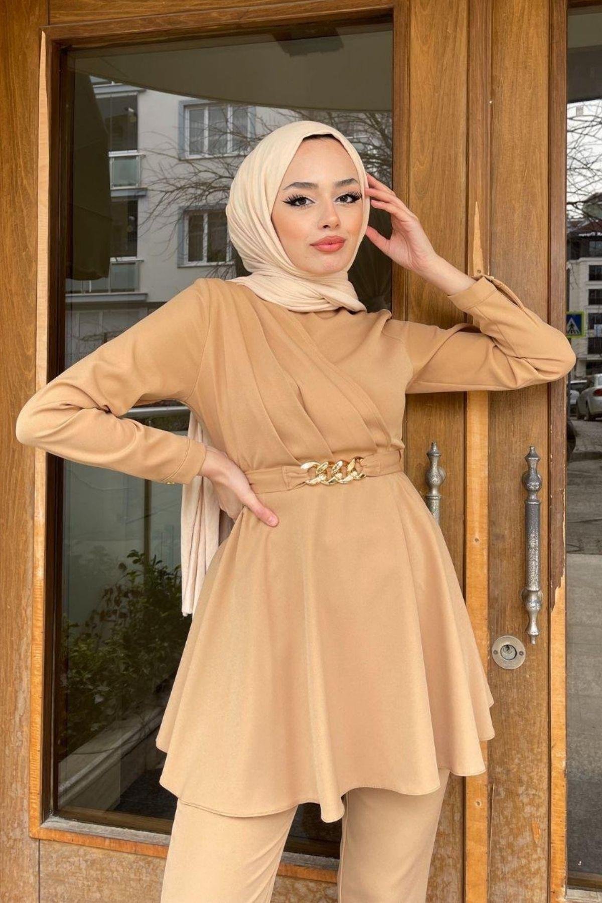 Beli Zincirli Yan Piliseli Takım Camel, Fiyatları Beli Zincirli Yan Piliseli Takım Camel – Haza Moda | Tesettür Giyim