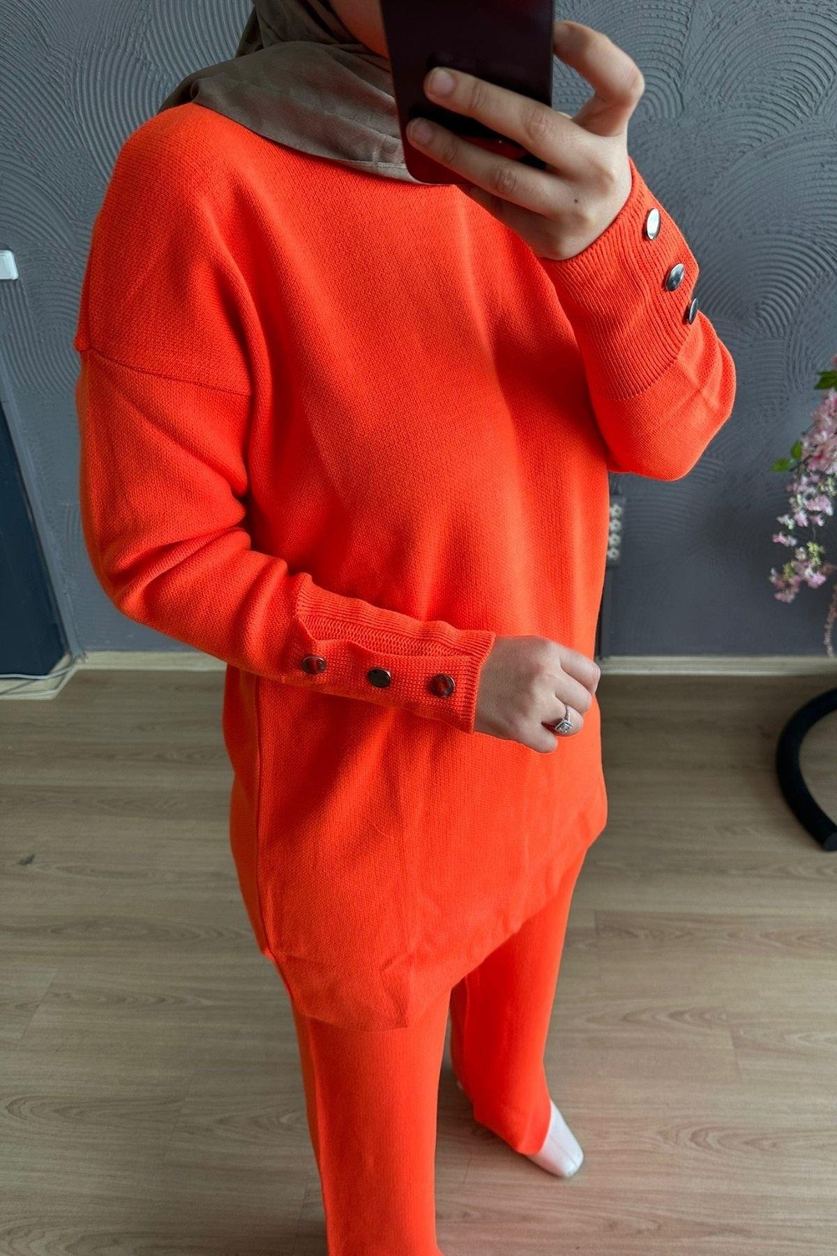 Dermiş Düğme Takım TURUNCU, Fiyatları Dermiş Düğme Takım TURUNCU – Haza Moda | Tesettür Giyim