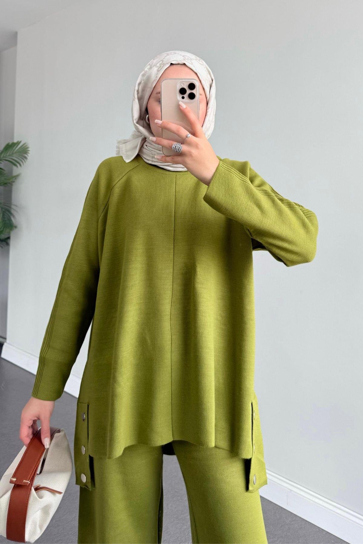 Metal Düğmeli Triko Takım Yağyeşili, Fiyatları Haza Moda | Tesettür Giyim | Metal Düğmeli Triko Takım Yağyeşili