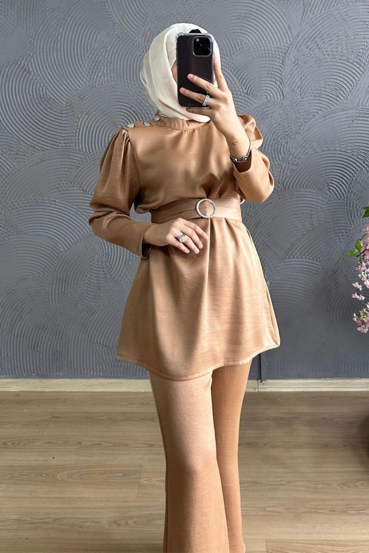 Omuzu Taşlı Saten Takım CAMEL, Fiyatları Milena Takım KAHVE – Haza Moda | Tesettür Giyim