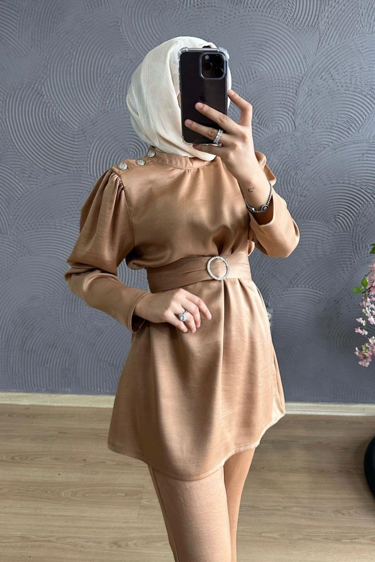 Omuzu Taşlı Saten Takım CAMEL, Fiyatları Milena Takım KAHVE – Haza Moda | Tesettür Giyim