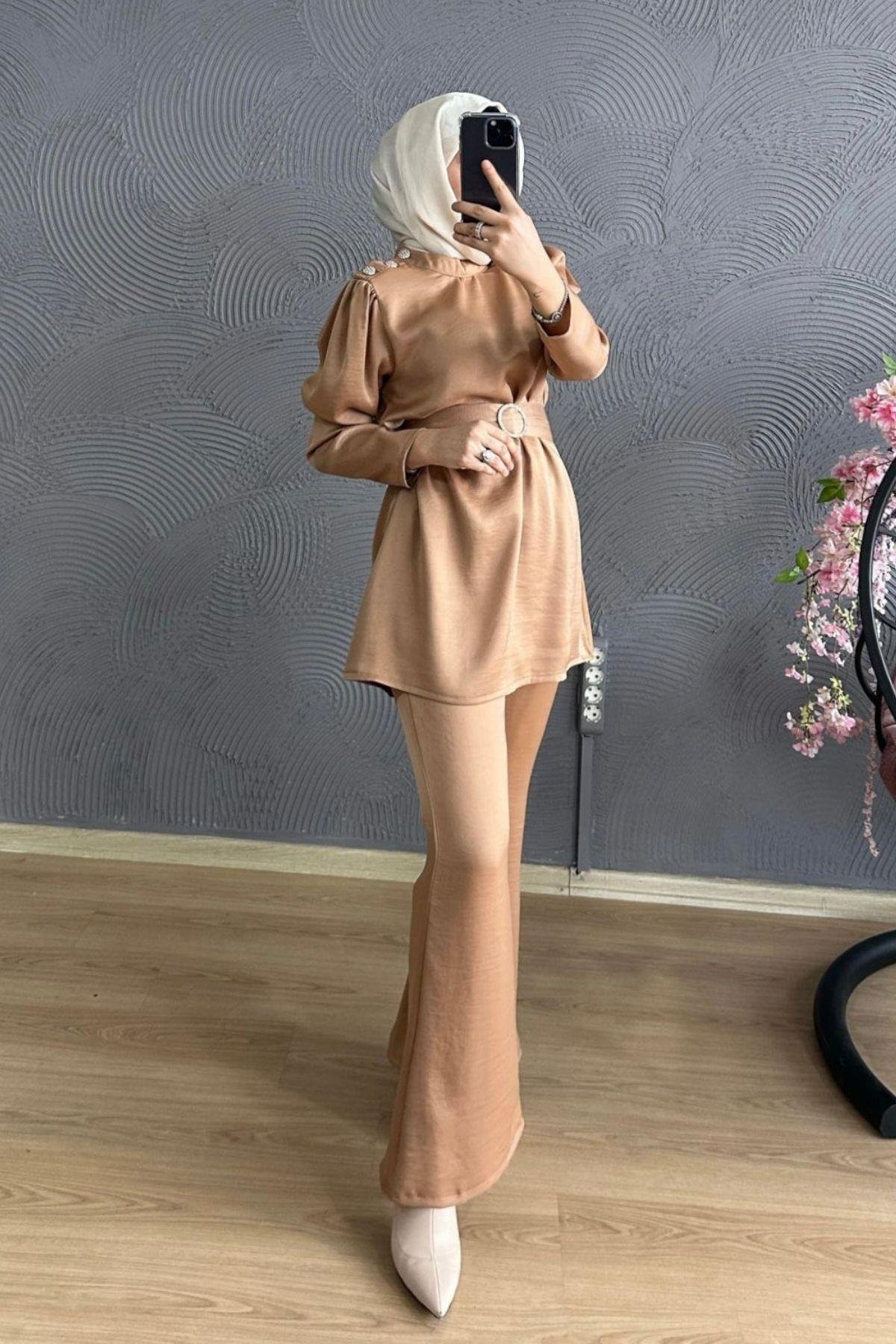 Omuzu Taşlı Saten Takım CAMEL, Fiyatları Milena Takım KAHVE – Haza Moda | Tesettür Giyim