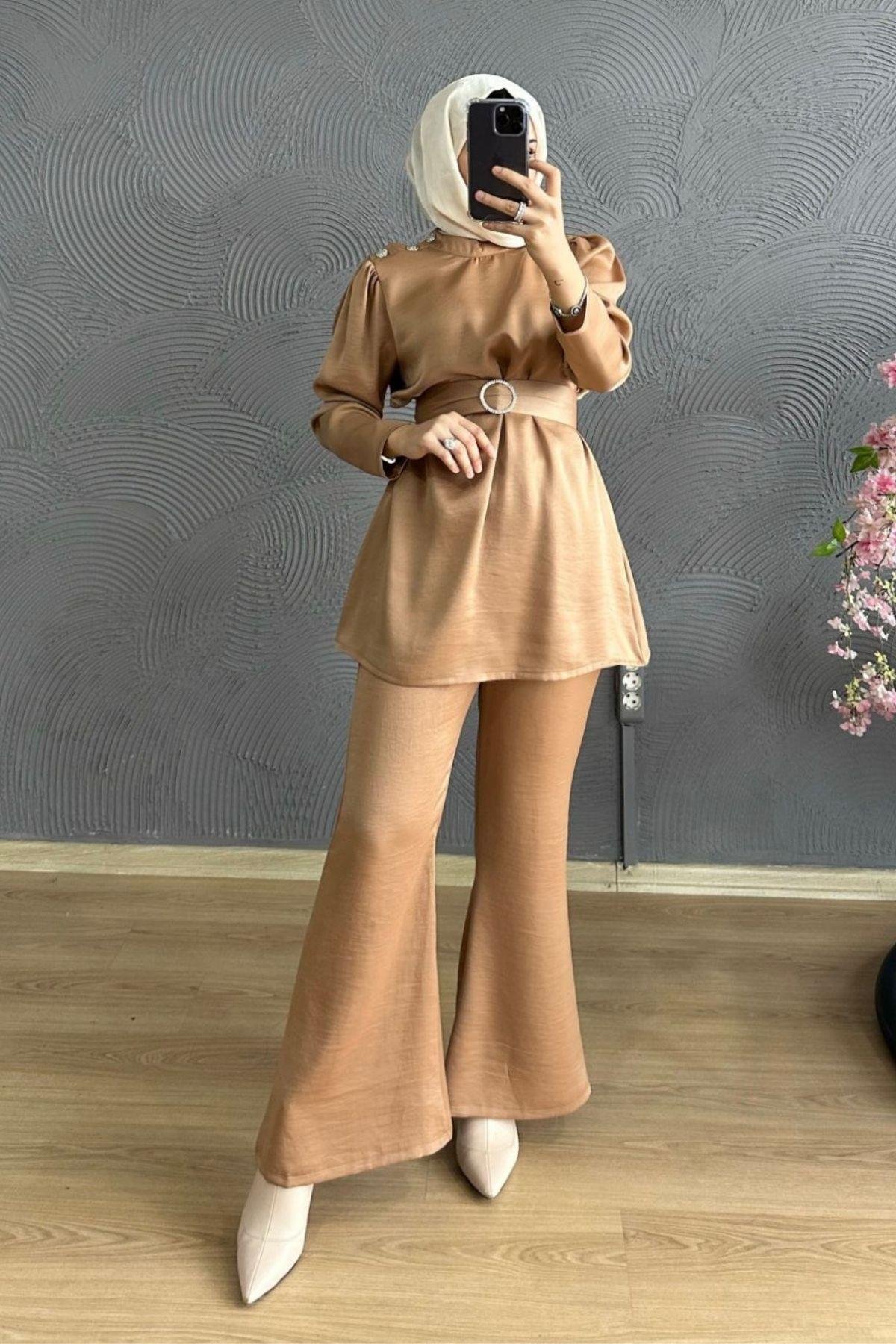 Omuzu Taşlı Saten Takım CAMEL, Fiyatları Milena Takım KAHVE – Haza Moda | Tesettür Giyim