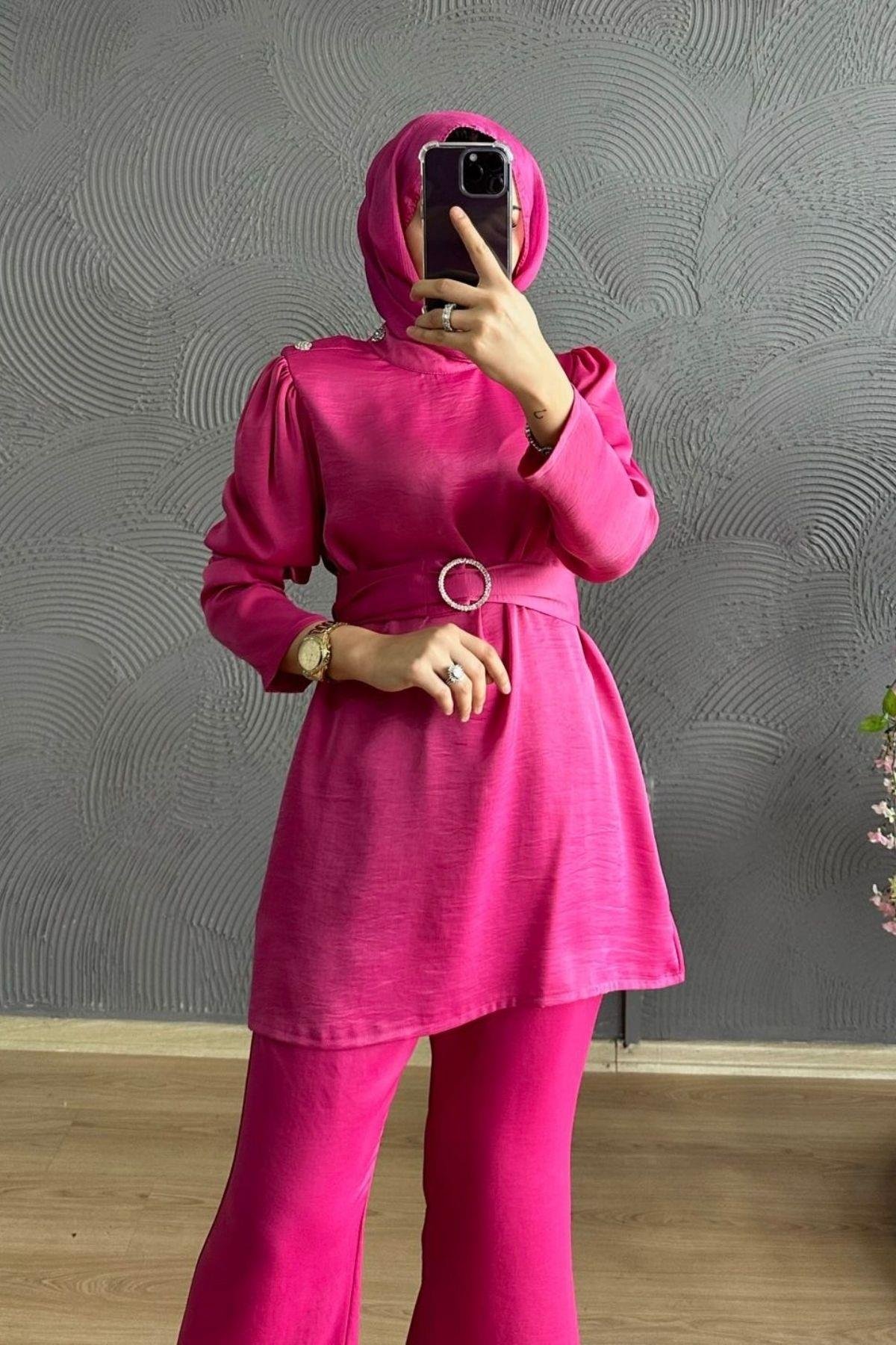 Omuzu Taşlı Saten Takım PEMBE, Fiyatları Milena Takım KAHVE – Haza Moda | Tesettür Giyim