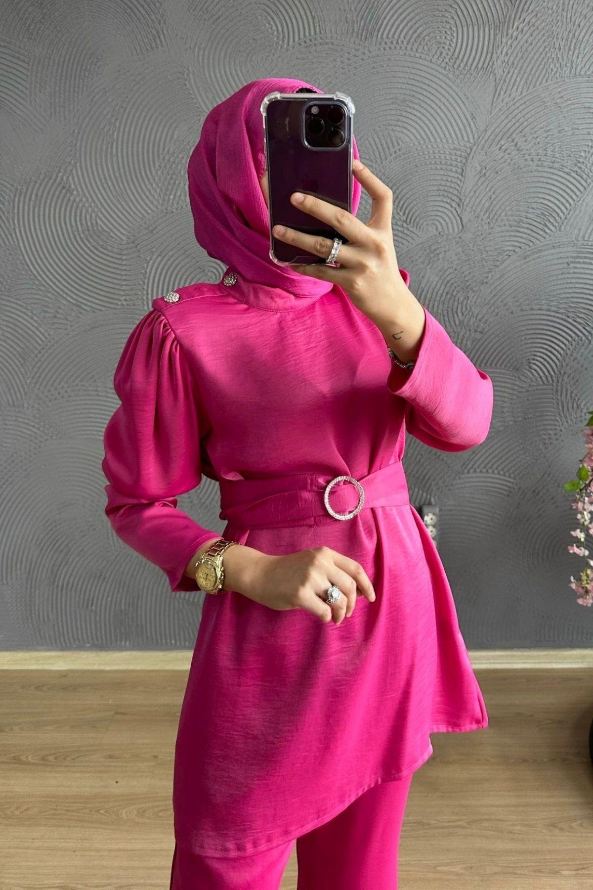Omuzu Taşlı Saten Takım PEMBE, Fiyatları Milena Takım KAHVE – Haza Moda | Tesettür Giyim