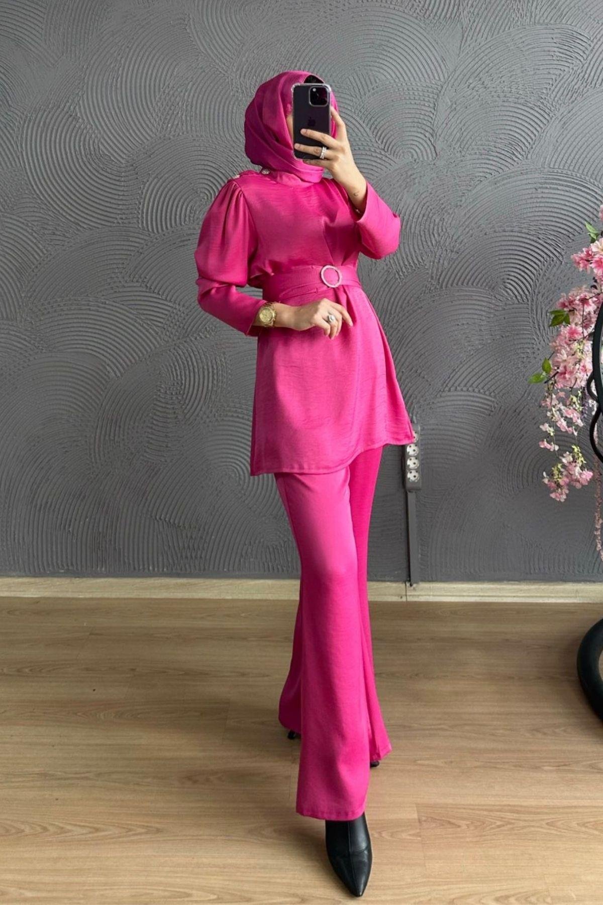 Omuzu Taşlı Saten Takım PEMBE, Fiyatları Milena Takım KAHVE – Haza Moda | Tesettür Giyim