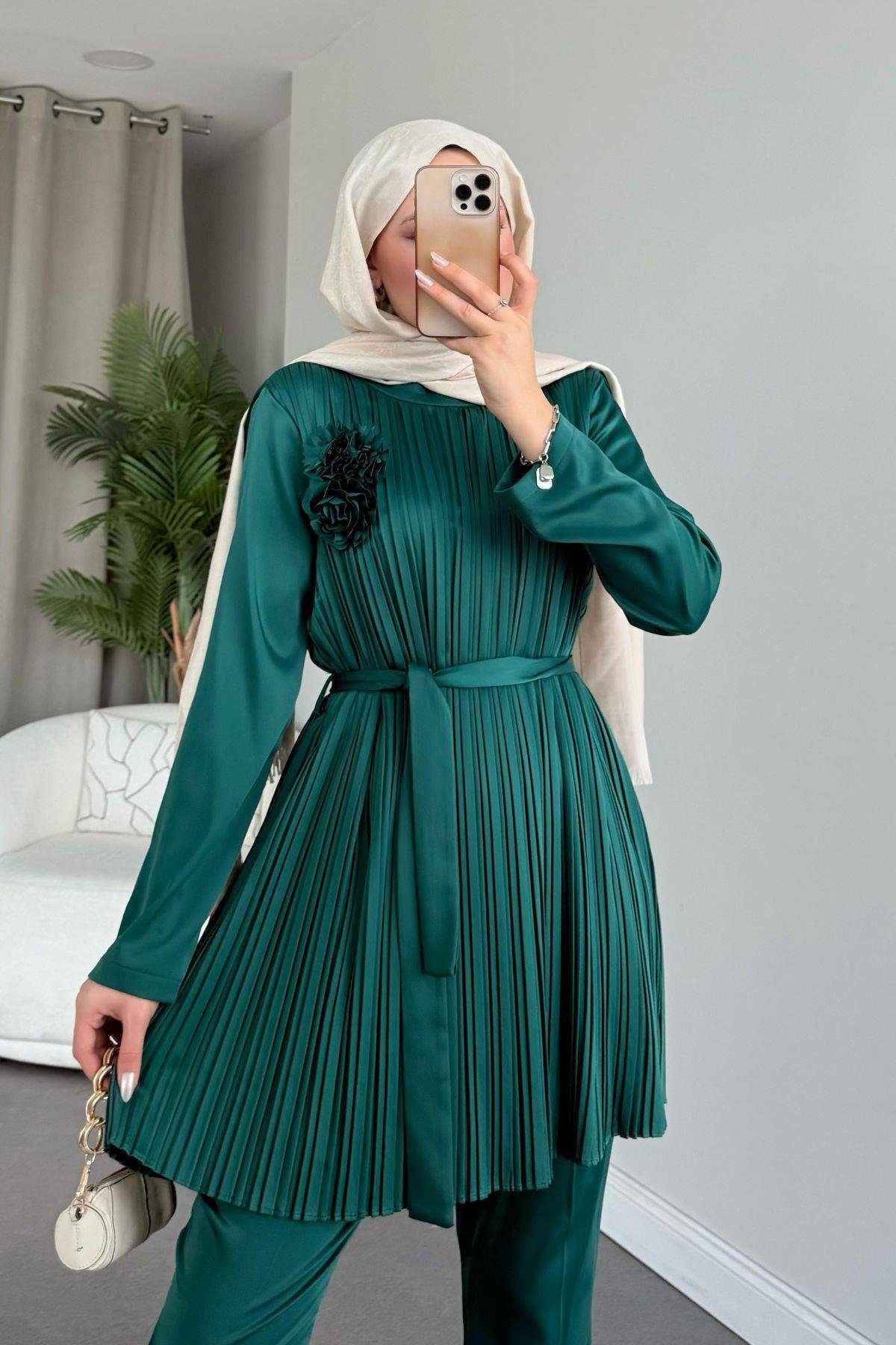 Pileli Pantolonlu Saten Takım Zümrüt, Fiyatları 